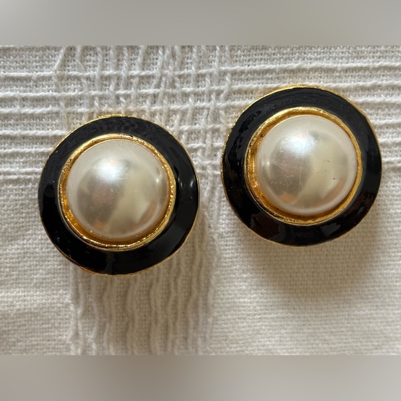 Jewelry - Vintage Elegant Black and Gold Faux Pearl Earrings